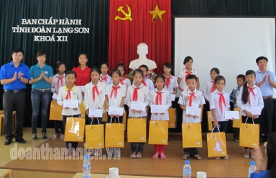 Các đ/c Lãnh đạo Tỉnh Đoàn - Sở lao động thương binh và xã hội - Chi nhánh Viettel tỉnh Lạng Sơn tặng quà cho các cháu thiếu nhi